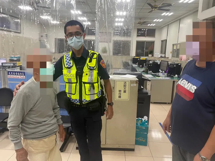 警員鄒孟宇獲悉黃姓老翁身分後，通知家屬領回。警方提供