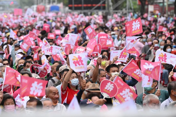 支持者熱情搖旗。陳辦提供