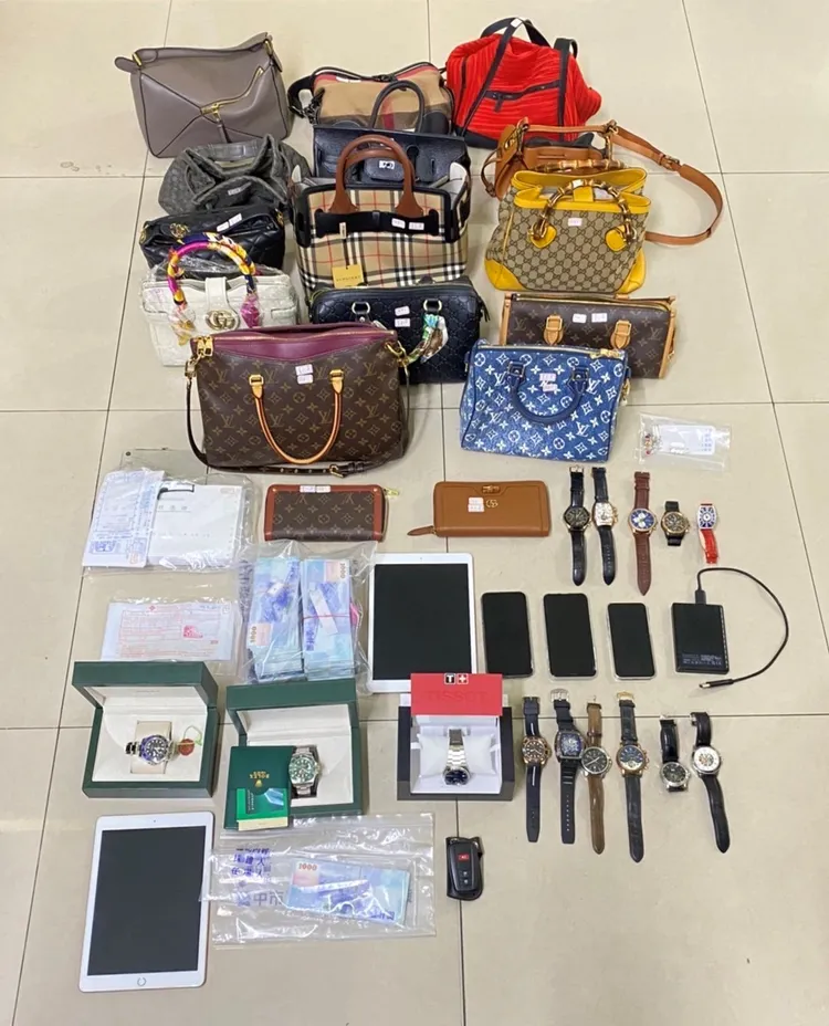 警方在吳嫌住處搜出現金、名牌包及名表等證物。讀者提供