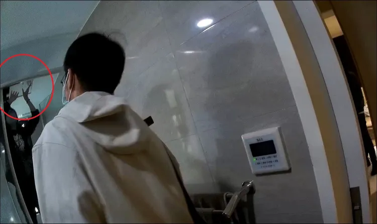 警方在吳嫌住處天花板夾層內，搜出裝有115萬現金的手提袋。讀者提供