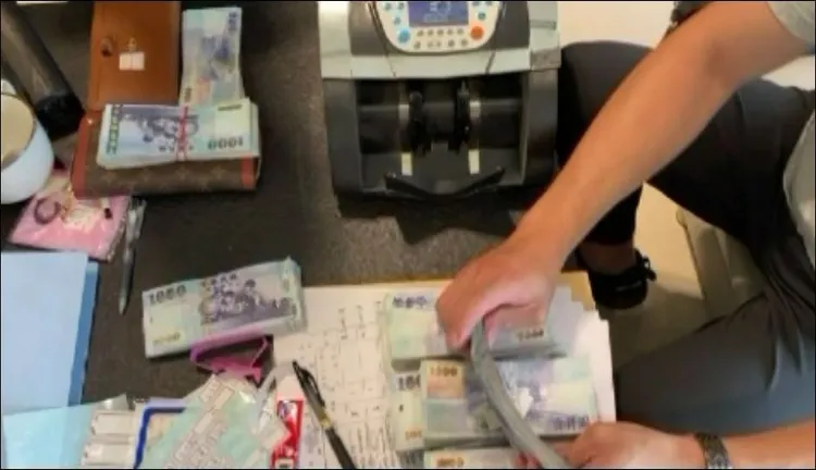 警方利用點鈔機清點贓款。讀者提供