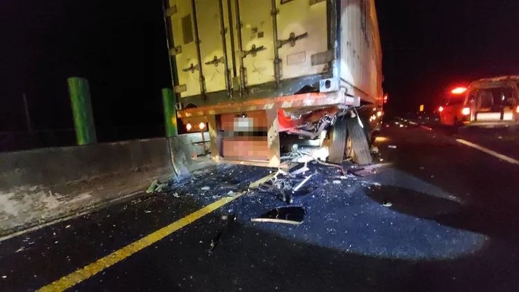 停在內線的連結車。楊永盛攝