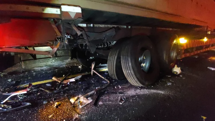 BMW X5將聯結車兩個輪胎撞彎斷裂。楊永盛攝