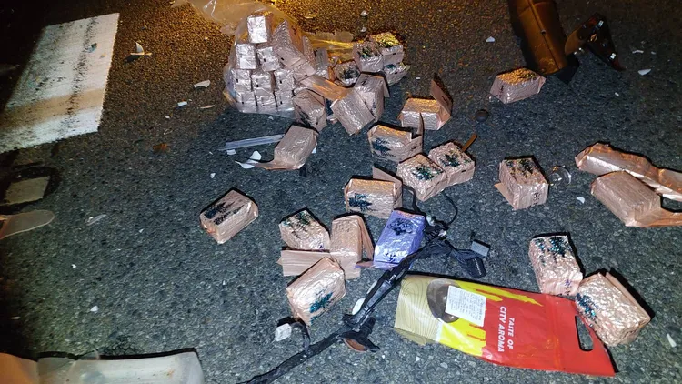 地上滿滿茶葉散落一地。楊永盛攝