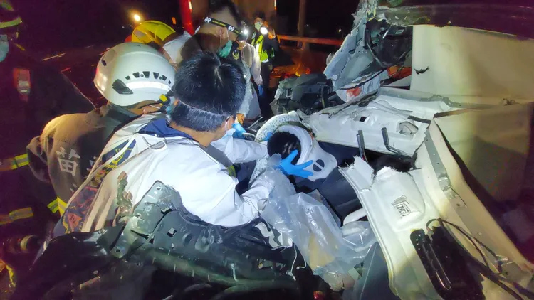 警消破壞車體救出人。楊永盛攝