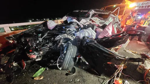 國3苗栗段聯結車連環撞衝滑內線　BMW X5追尾噴停路肩、車全爛駕駛重傷