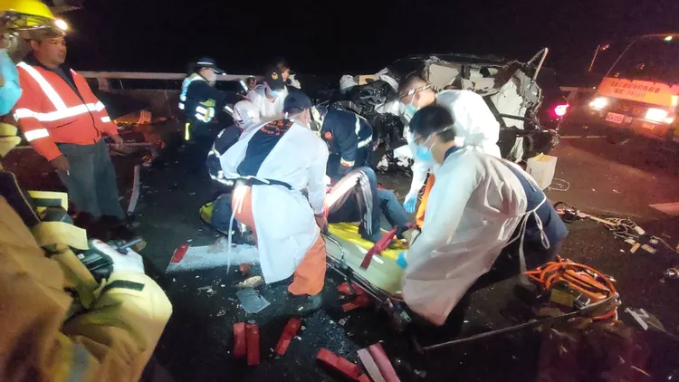 警消趕緊將傷者送醫。楊永盛攝