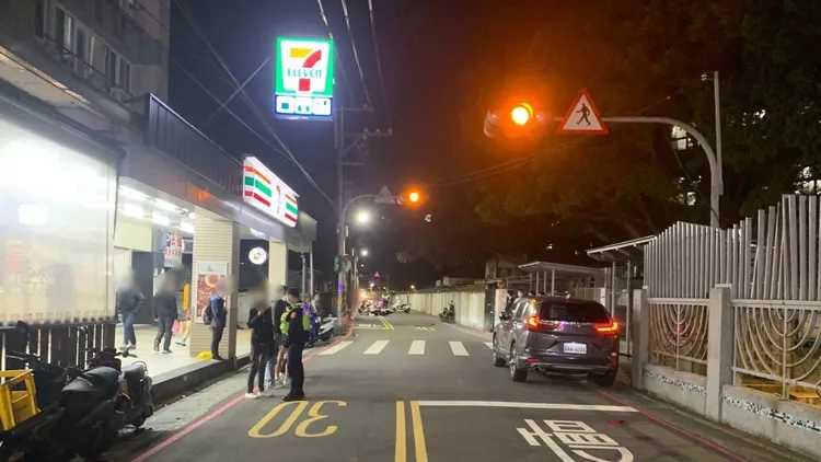 這輛轎車違停遮擋視線。新莊警分局提供