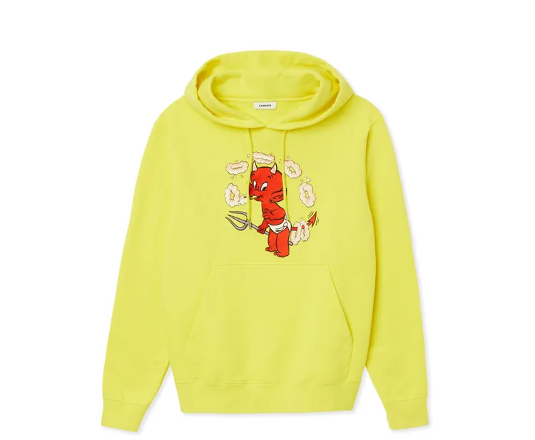 刺繡黃色連帽衫，1萬390元。品牌提供