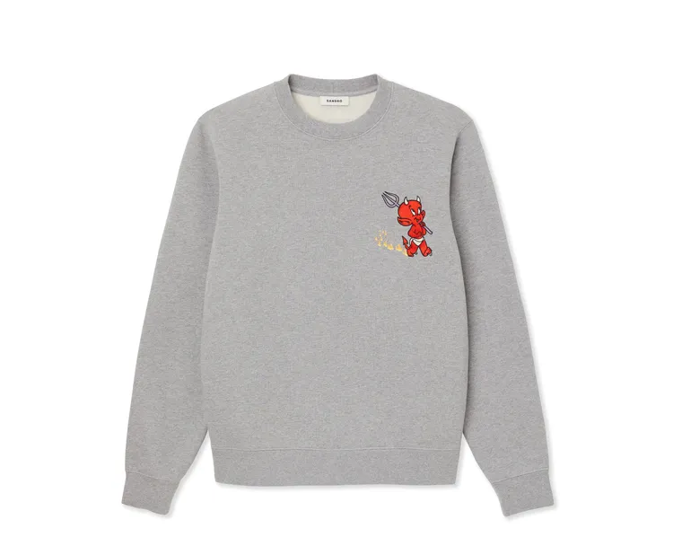 刺繡灰色衛衣，7990元。品牌提供