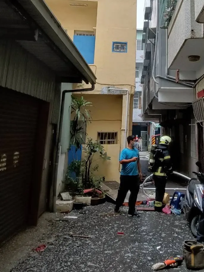 氣爆現場物品四處飛散，一片凌亂。讀者提供