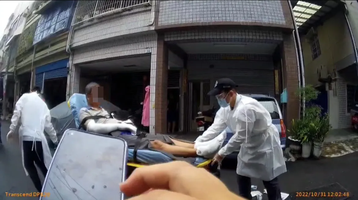 警方協助救護人員將陸姓男子送醫治療。讀者提供