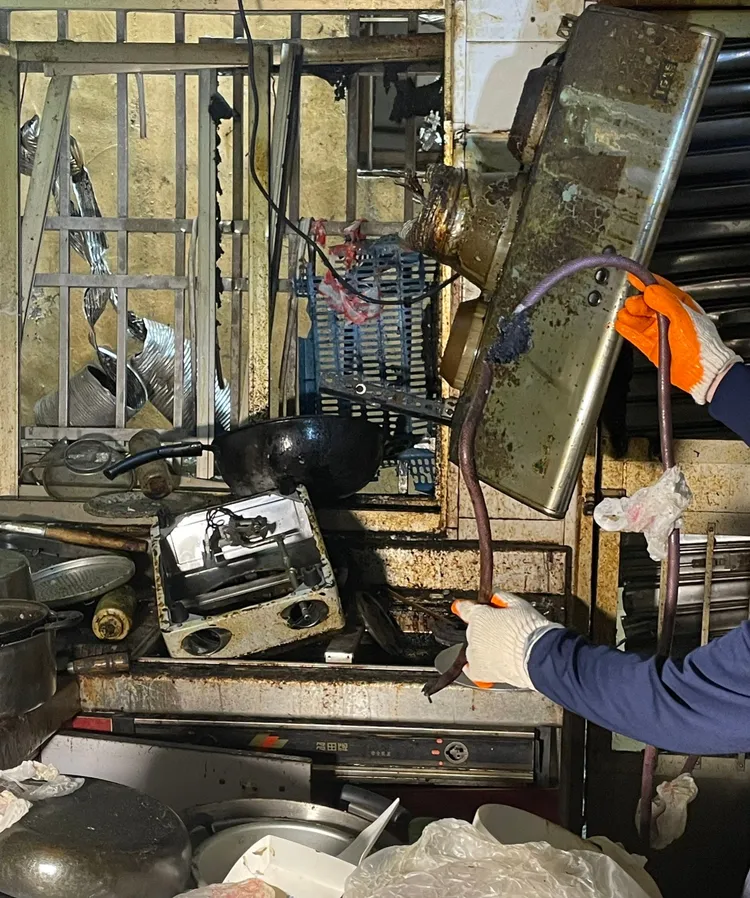 發生氣爆的廚房現場被炸得一片凌亂。讀者提供