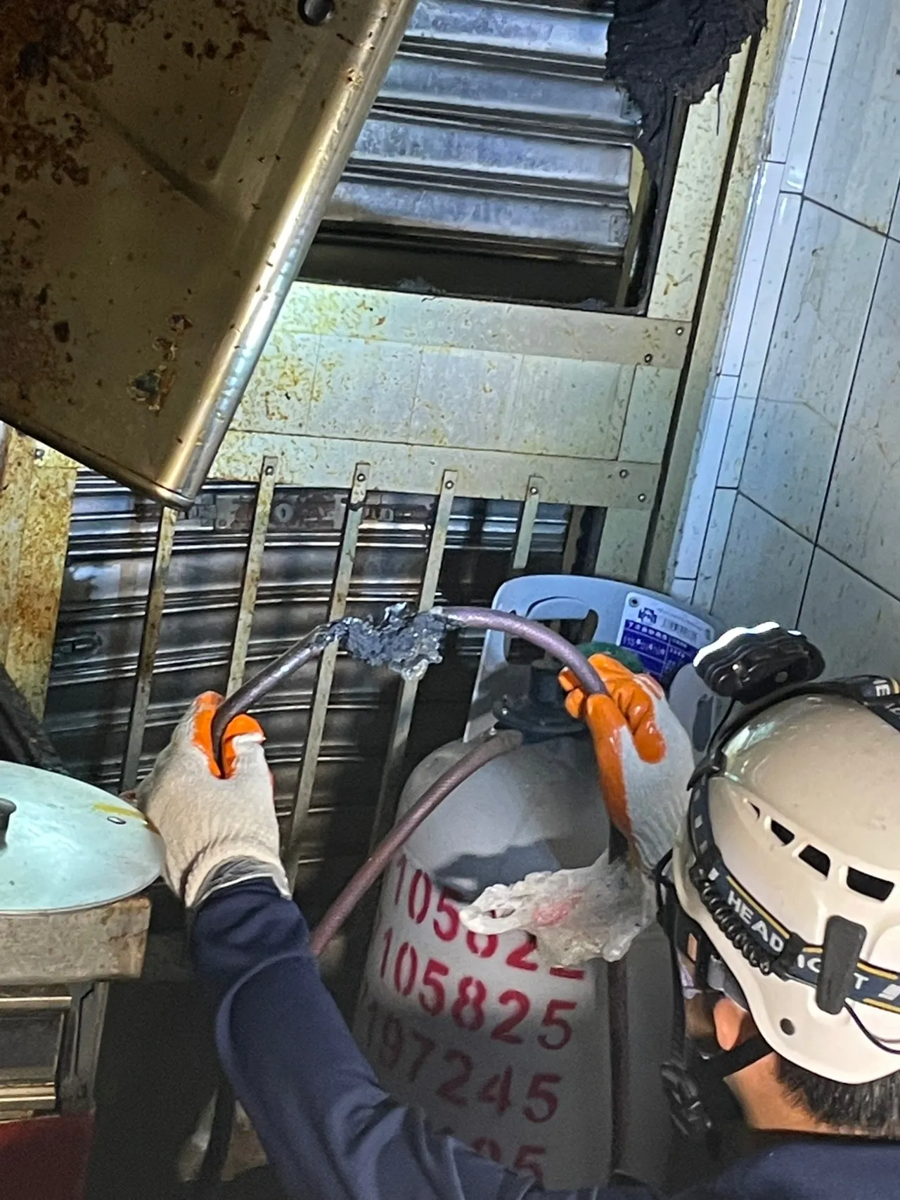 瓦斯桶連接瓦斯爐的管線斷裂處有燒灼痕跡。讀者提供