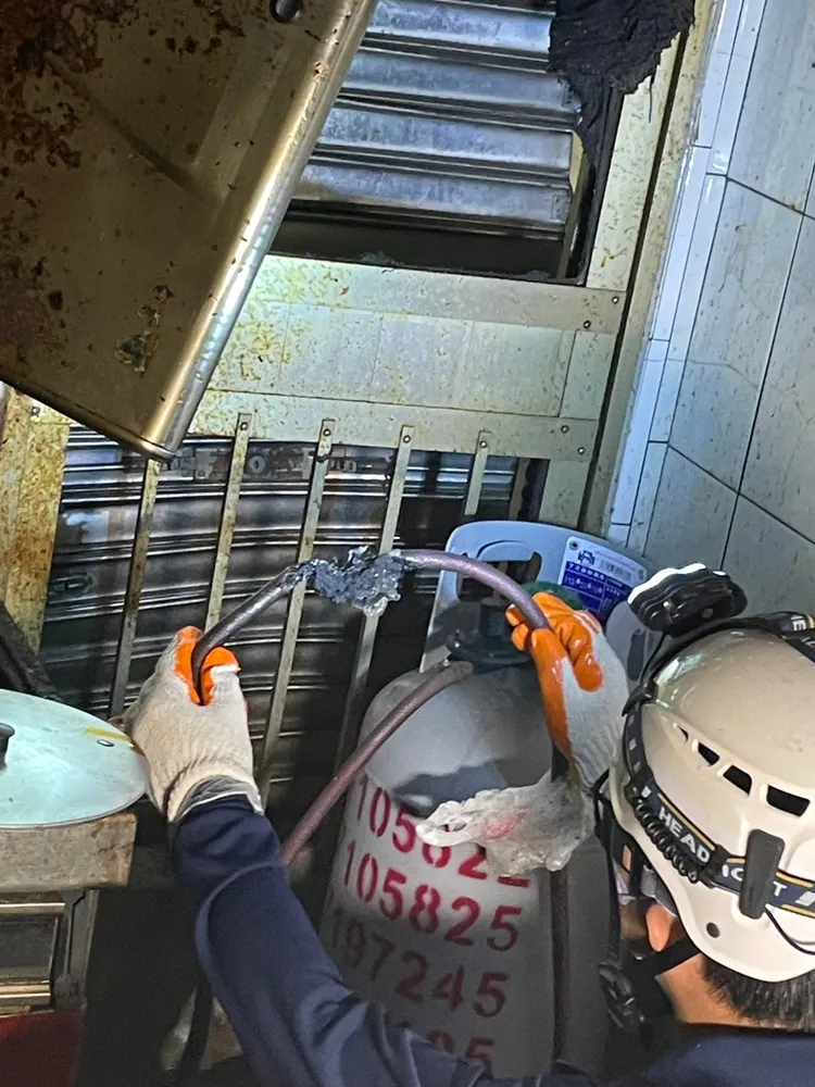 瓦斯桶連接瓦斯爐的管線斷裂處有燒灼痕跡。讀者提供