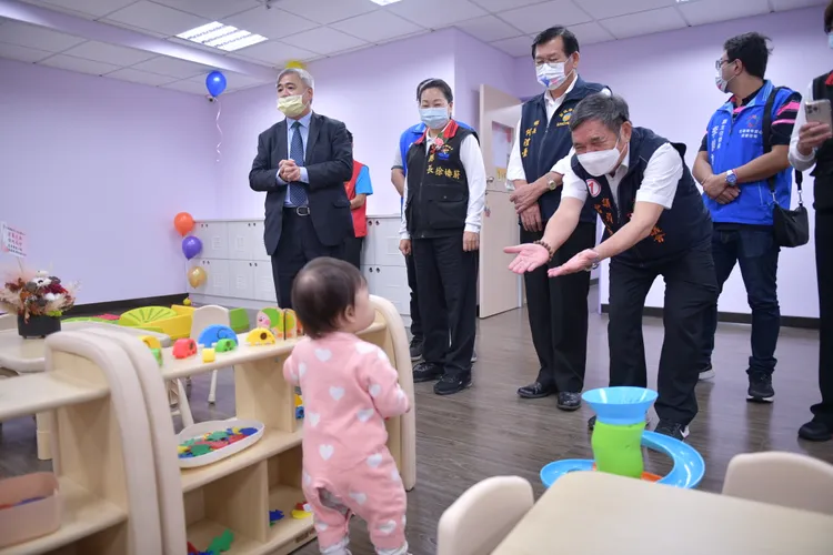 花蓮縣首座公共托嬰中心開幕。縣府提供