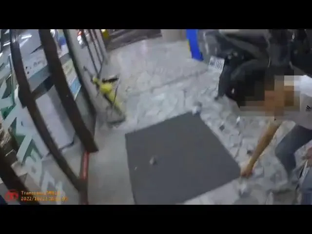 廖男撿錢。中壢警分局提供