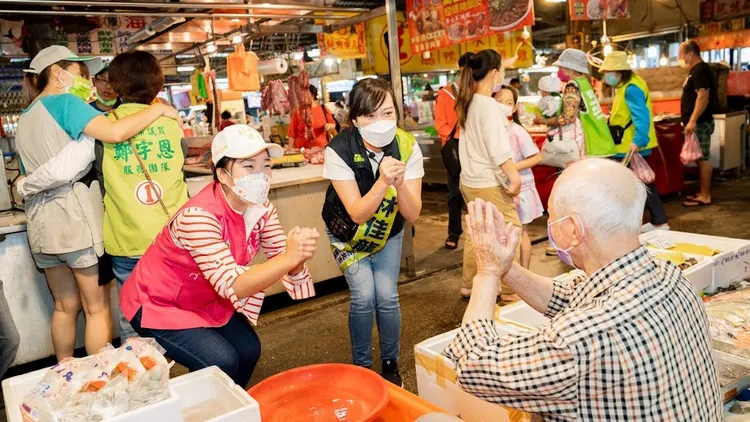 呂孫綾至市場內向攤商及民眾拜票。林佳龍競辦提供