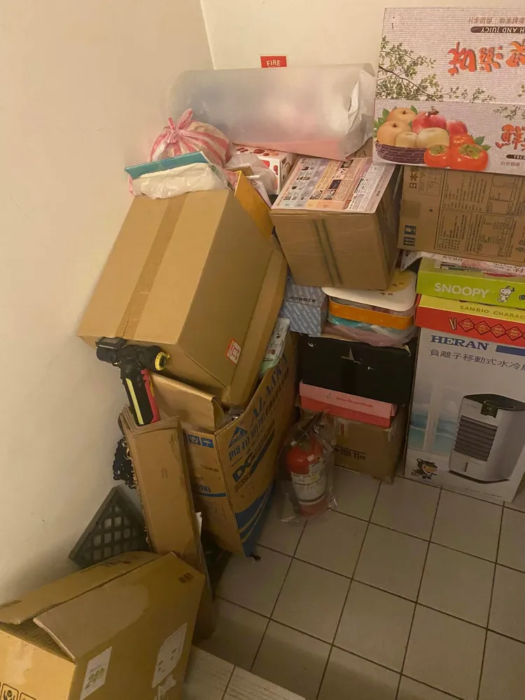 樓梯間也堆滿紙箱。翻攝「爆料公社公開版」