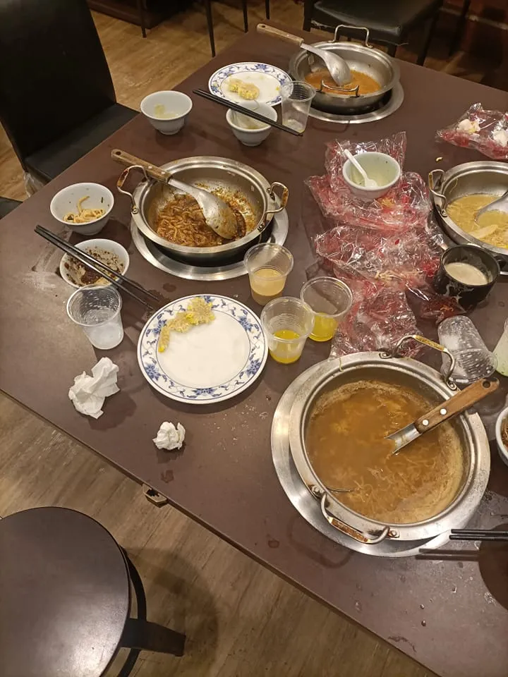 高中生火鍋乾燒當鐵板燒，被勸無動於衷當有趣。翻攝●【爆廢公社公開版】●社團