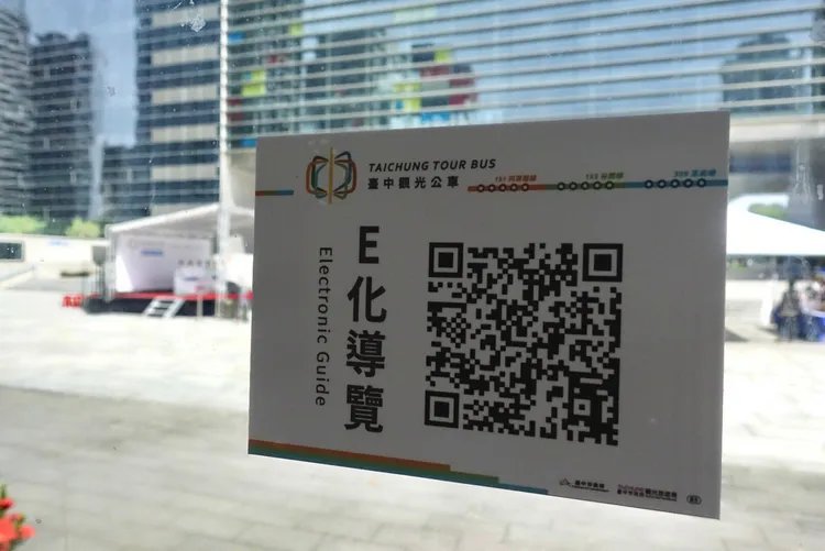 台中市觀光公車上有E化導覽QR code，方便民眾手機掃描後就可以網羅沿途景點吃喝玩樂資訊。曾雪蒨攝