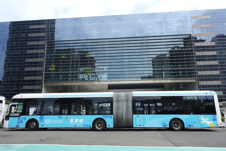 知名設計師蕭青陽老師為台中觀光公車車體設計兼具趣味及撞色的「大玩台中FUN TOUR TAICHUNG」圖騰文字。曾雪蒨攝