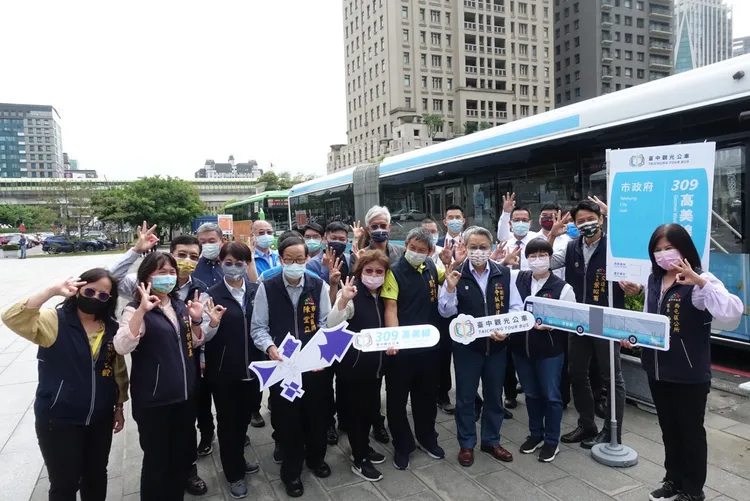 台中市副市長令胡榮達與公車業者、觀光景點周邊商家業者，在三條觀光公車前合影。曾雪蒨攝
