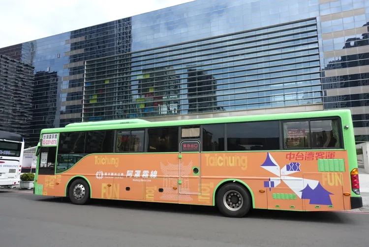 「磚瓦橘」為151阿罩霧線觀光公車。曾雪蒨攝