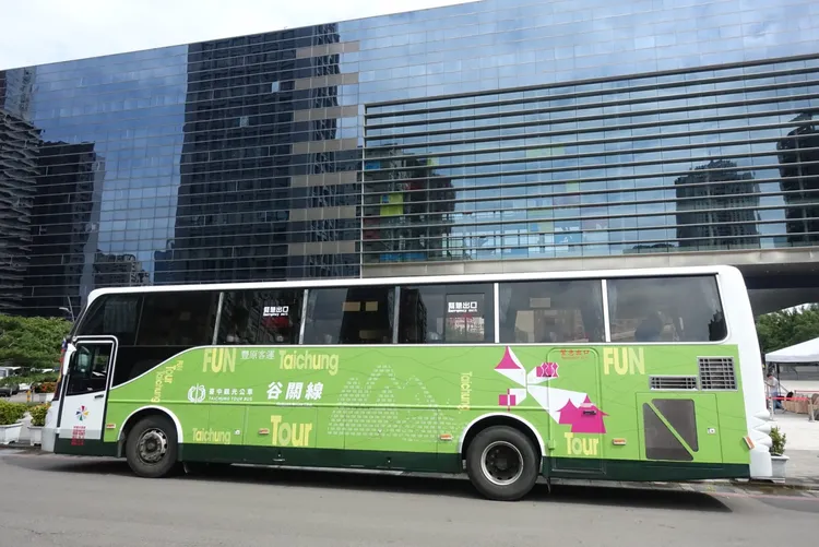 台中市觀光公車外觀「山林綠」色系是「153谷關線」。曾雪蒨攝