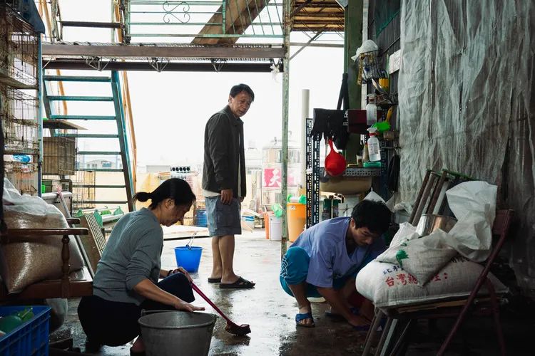 游安順和楊麗音在《一家子兒咕咕叫》飾演夫妻。台北双喜電影提供