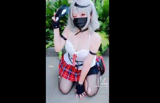 原來鄰家女孩這麼辣　超兇Cosplay網「太養眼了」