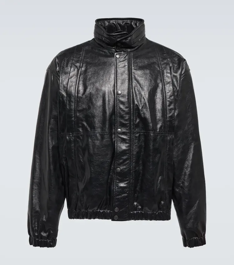 2人撞衫的Lemaire的黑色皮革外套，在電商平台上售價約7萬至8萬元台幣。翻攝mytheresa.com