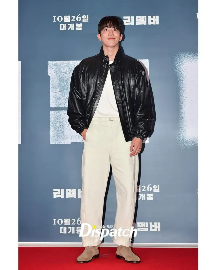南柱赫內搭淺色穿搭，穿出了青春大學生氣息。翻攝dispatch_style IG