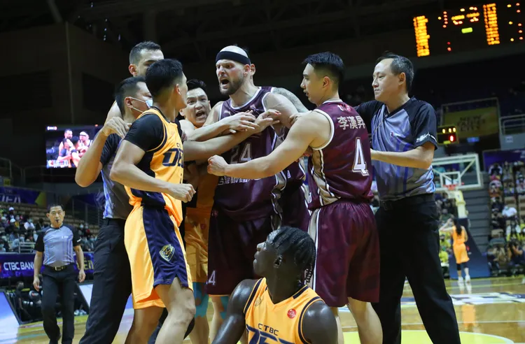 雙方一度發生衝突。鄭孟晃攝