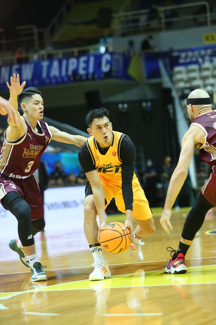 林韋翰（中）穿針引線功力了得。鄭孟晃攝