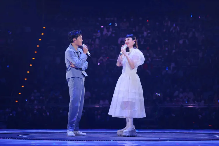 周興哲（左）和魏如萱同台笑聲不斷。星空飛騰提供