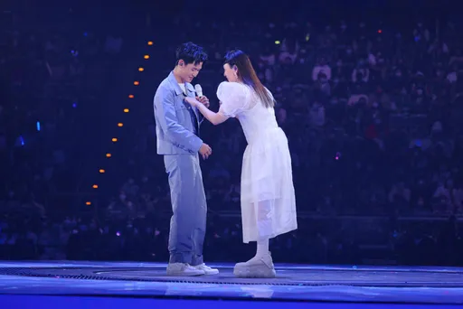 周興哲演唱會向未婚妻表白「I Love You」 趙岱新嬌羞摀臉