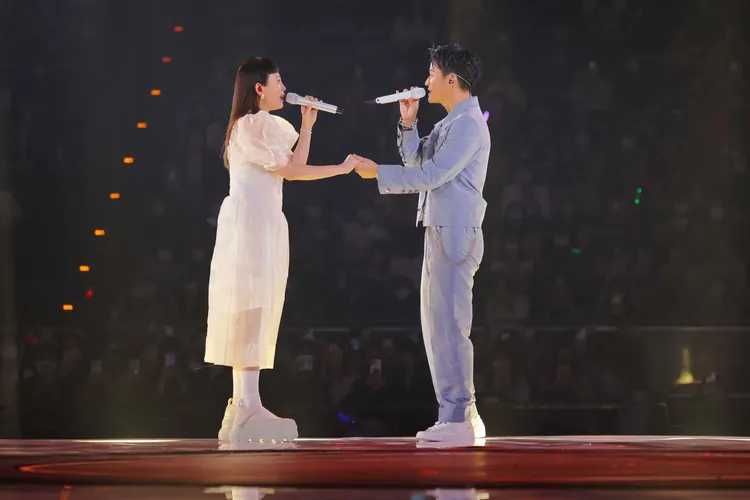 魏如萱（左）鬧周興哲，讓他招架不住。星空飛騰提供