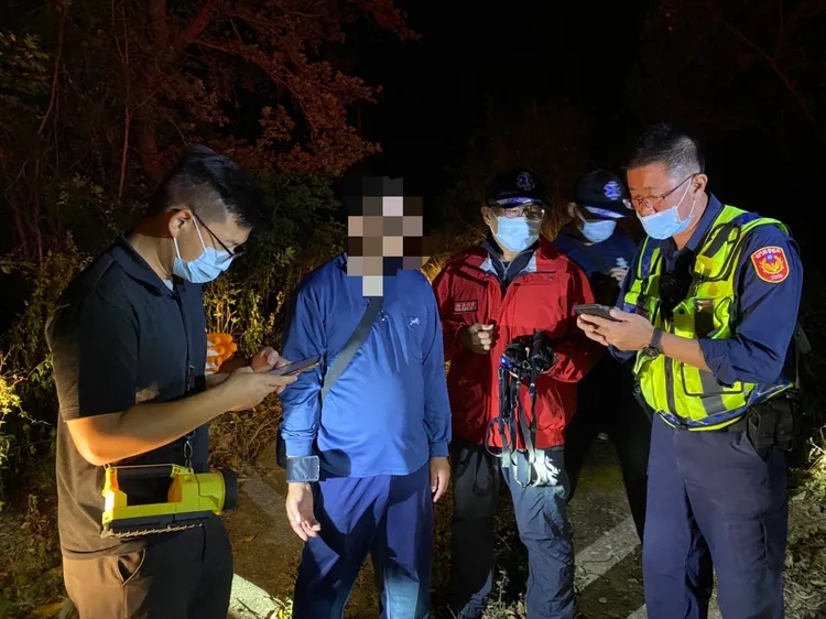 經救護人員針對受困民眾進行基礎生命徵象檢測確認該民眾無明顯外傷。金門消防局提供