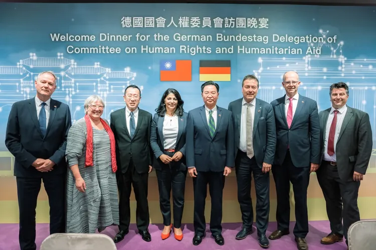 吳釗燮與德國國會人權委員會訪團及與會賓客合影。外交部提供
