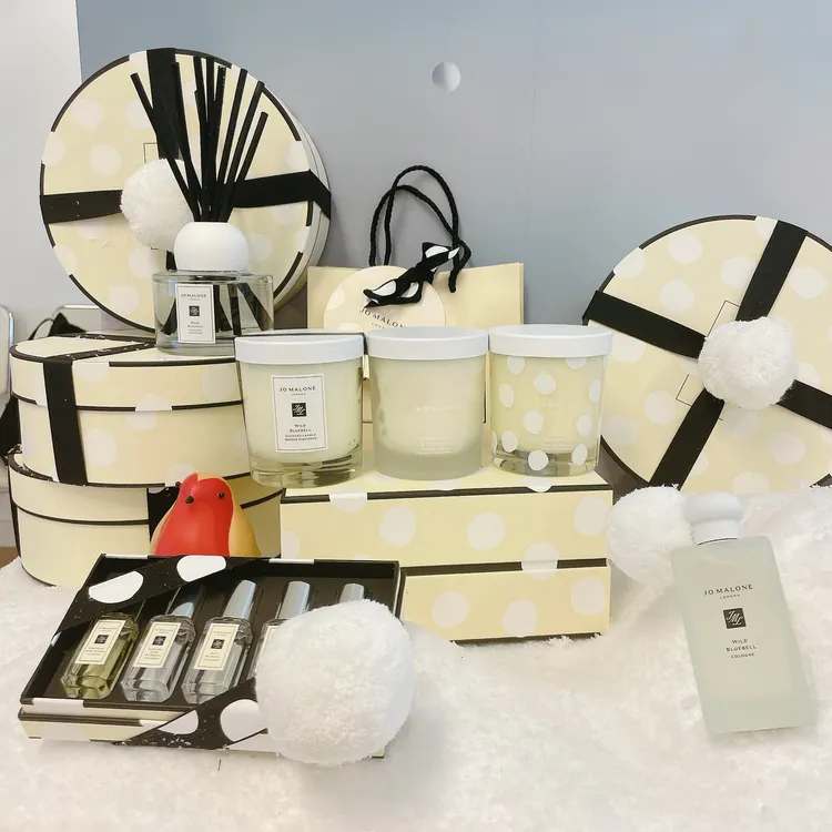 香水糅香禮盒（左下，4000元）、迷你蠟燭禮盒（中，35g*3／2050元）。張家玲攝