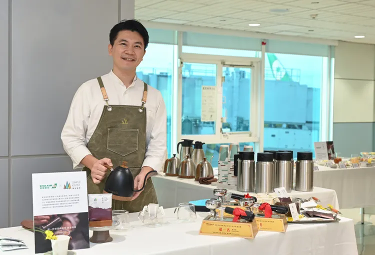 台灣首位世界冠軍咖啡師吳則霖為長榮航空台北-米蘭皇璽桂冠艙旅客特選具有核果、焦糖及巧克力風味的深焙咖啡。長榮航空提供