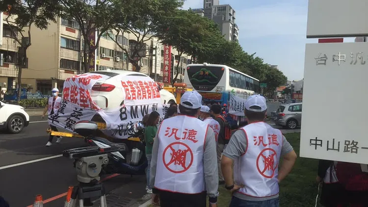 羅男2019年發動員工前往汎德烏日展銷中心抗議的情形。翻攝臉書