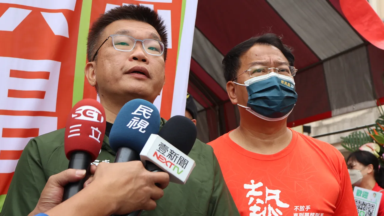 蔡其昌則以盧秀燕縮減敬老愛心卡預算、營養午餐無法免費,反譏盧批的是自己的國民黨。鮮明攝