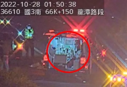 閃避野狗失控撞護欄逆停中線車道 國3北上龍潭段5車追撞釀4傷