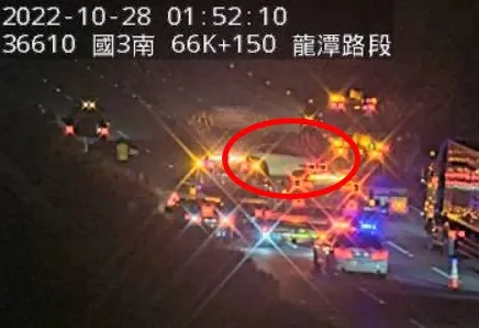 畫面中的白色轎車就是失控車輛。翻攝國道1968