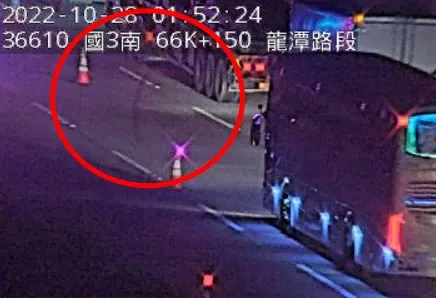 車道上留下失控的輪胎痕跡。翻攝國道1968