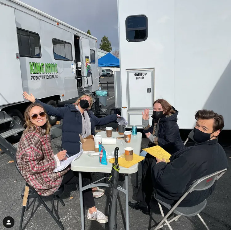 奧莉薇亞（左前）和哈利（右前）越愛越大方。翻攝奧莉薇亞懷爾德IG