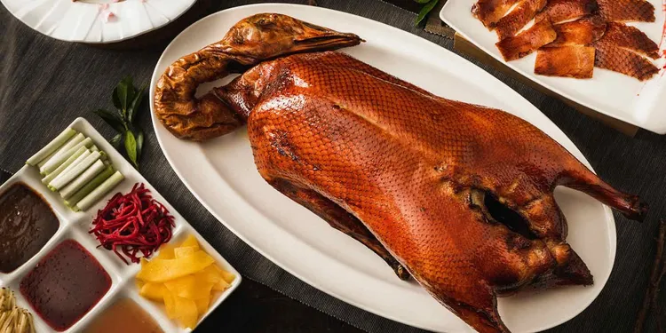 「青雅中餐廳」推出經典搶手「嫣紅四人饗宴券」，原價7,480元，線上旅展48折優惠價3,600元。新板希爾頓提供