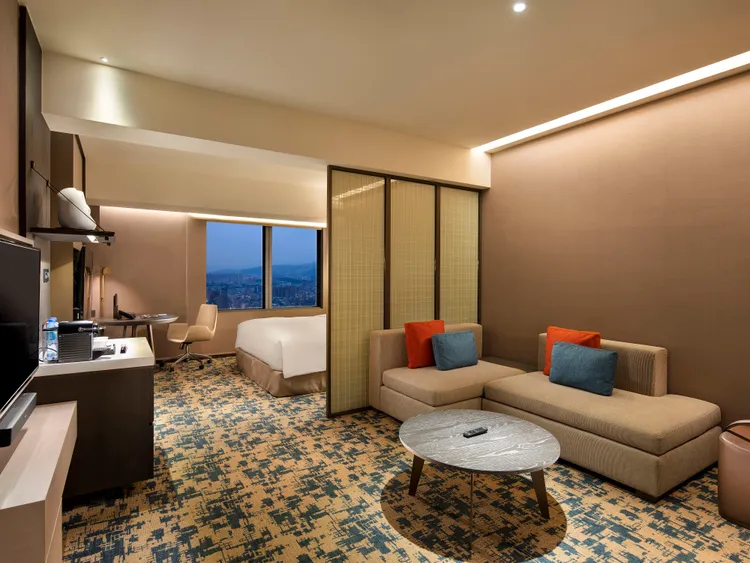 線上旅展期間凡購買五張同品項住宿券，貼心再贈送「平日套房升等券」1張。新板希爾頓提供